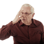 Anciano tapando su nariz por el mal aliento
