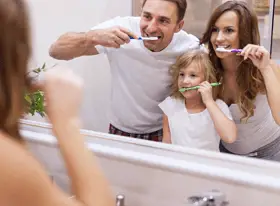 el cuidado de los dientes de leche es tarea de toda la familia