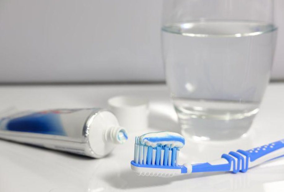 ¿Cómo cepillar los dientes con brackets?