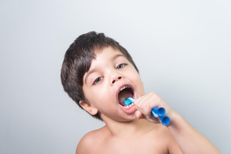 Niño cepillando sus dientes