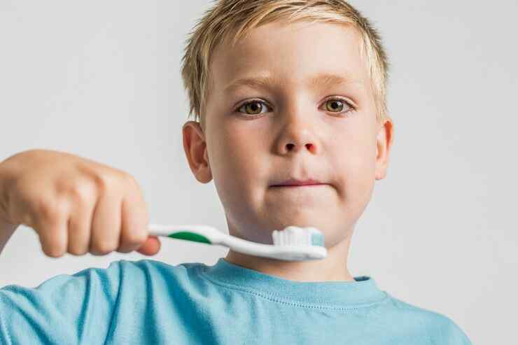 Niño con cepillo dental en mano
