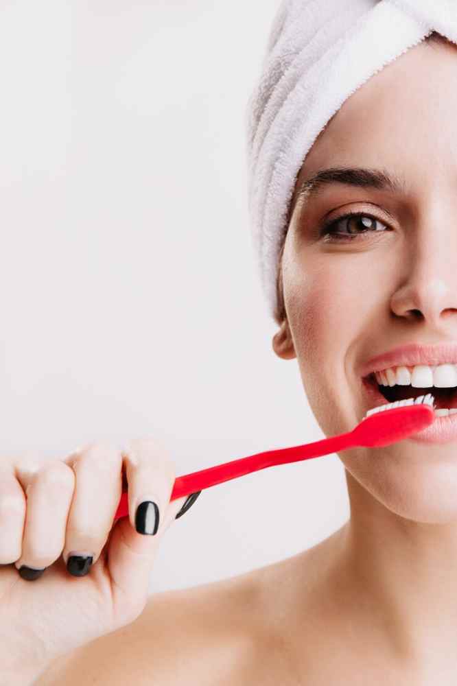 Mujer con cepillo dental