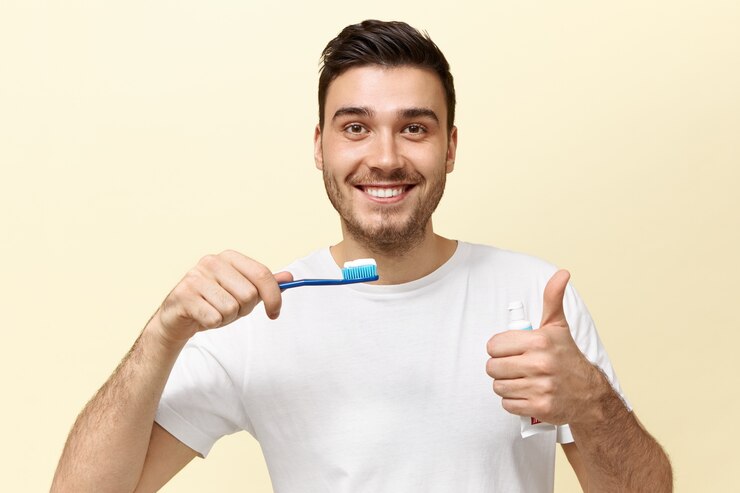 Hombre joven con cepillo dental