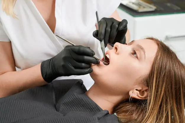 Joven mujer en consulta dental